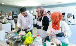 Ünlü şef Danilo Zanna depremzede kadınlarla aynı mutfakta buluştu