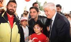 Ünlüler minik kalplere dokundu