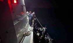 Urla açıklarında lastik botta 21 kaçak göçmen yakalandı