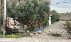 Uşak'ta otomobil evin bahçe duvarına çarptı: 1 ölü, 1 yaralı