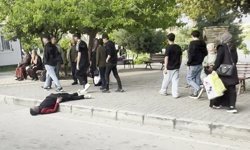 Uyuşturucu bağımlısı durak yanında uyuyakaldı