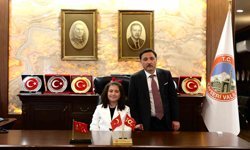 Vali koltuğuna oturan Zeynep'ten il emniyet müdürüne talimat: 'Okulların çevresinde güvenliği artırın'