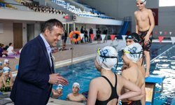 Vali Sözer kapalı yüzme havuzunda sporcularla bir araya geldi