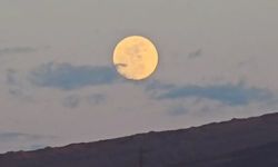 Van'da görsel şölen: 'Pembe Dolunay' Erek Dağı'ndan yükseldi