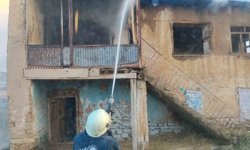 Van'da metruk binada yangın