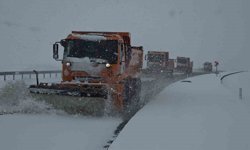 Van'da nisan sürprizi: Lapa lapa kar yağışı şehri beyaza bürüdü