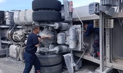 Van'da tır devrildi: 1 yaralı