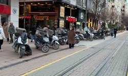 Vatandaş hatalı park edilen kurye motosikletlerinden rahatsız