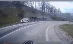 Virajı alamayan tır devrildi, sürücü yaralandı: Kaza anı kamerada