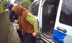 Yağmurda zor anlar yaşayan vatandaşa zabıtadan şefkat eli