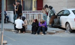 Yaralı öğrencilerin ailelerinin hastane önündeki bekleyişi sürüyor