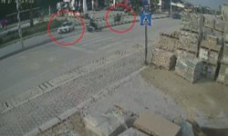 Yaya geçidini kullanmaya çalışan otomobille çarpışan motosikletli metrelerce havaya uçtu