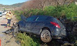 Yayladağı'nda bahçe duvarına çarpan otomobil hurdaya döndü