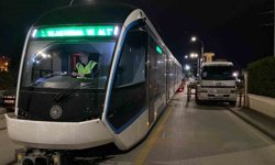Yeni tramvayların sonuncusu raylara indirildi