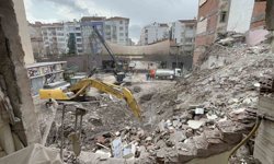 Yıkılmaya çalışılan bina sebebi ile zarar görenler artıyor