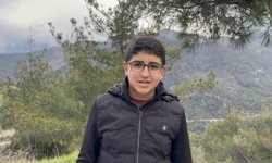 Yıpranan bayrağı fark eden öğrenci, yenisiyle değiştirdi