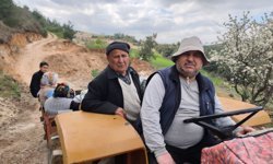 Yol çöktü, mahalleli 3 aydır tarlasına yürüyerek gidiyor