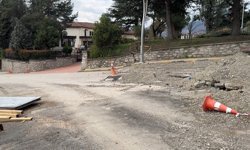 Yolda oluşan çatlaklar valilik konutunu geçici olarak boşalttırıyor