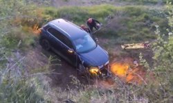 Yoldan çıkan otomobilin sürücüsü, tarlaya uçtu