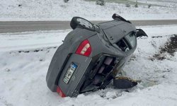 Yozgat'ta otomobil yan yattı: 4 yaralı