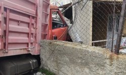Yük kamyonu duvarı aşıp eve daldı