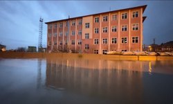 Yüksekova'da bir okul sular içinde kaldı