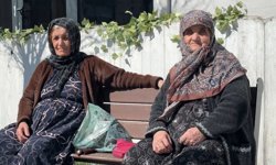 Yüksekova'da güneş yüzünü gösterdi: Vatandaşlar parklara akın etti