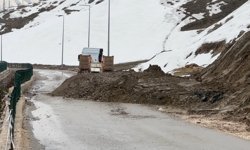 Yüksekova'da heyelan: Pizok yolu 5 gündür tek şerit açık