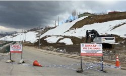 Yüksekova'da heyelan: Trafik 3 gündür tek şeritten sağlanıyor