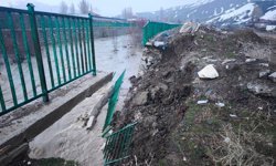 Yüksekova'da istinat duvarı çöktü