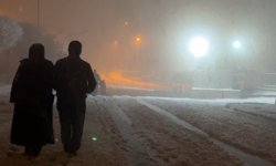 Yüksekova'da nisan karı: İlçe yeniden beyaza büründü, kartpostallık görüntüler ortaya çıktı