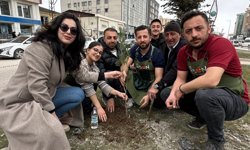 Yüksekovalı girişimci kadın çevreye dikkat çekmek için fidan dikti