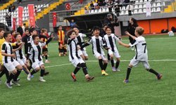 Yunusemre'de 23 Nisan coşkusu yeşil sahada yaşandı