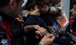 Yüzük çıkarma operasyonunda gözyaşlarına boğulan çocuğu annesi ve itfaiye ekipleri teselli etti