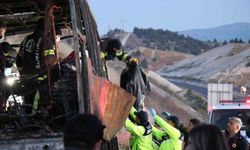 8 kişinin yaşamını yitirdiği kazada cenazeler metal yığınına dönen otobüsten çıkartıldı