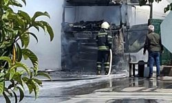 Akaryakıt istasyonunda alev alan tır kullanılamaz hale geldi