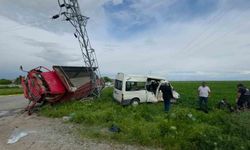 Aksaray'da minibüs ile kamyonet çarpıştı: 5 yaralı