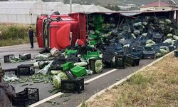 Antalya'da sebze yüklü kamyon ile motosiklet çarpıştı: 3 yaralı