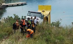 Araç ezilmekten son anda kurtuldu: Kamyon denize düştü, 2 kişi yaralandı