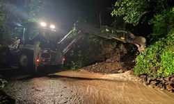 Araklı ilçesinde şiddetli yağış sonrası kapanan yollar açılıyor