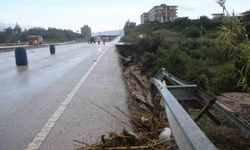 Aşırı yağışla birlikte çöken yoldan düşen otomobilin sürücüsü öldü