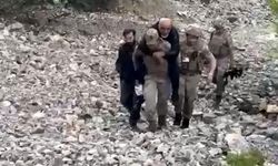Ayağını burkan şahsı jandarma sırtında taşıdı