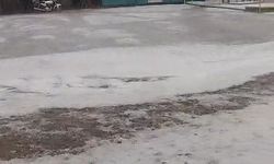 Ayvacık'ta dolu yağışı yolları beyaza bürüdü