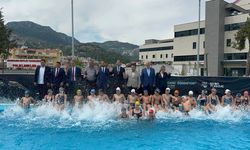 Bakan Aşkın'dan Marmarisli genç yüzücülere 19 Mayıs hediyesi
