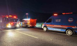 Bariyerlere çarpan yolcu otobüsü alev aldı: 3 ölü, 20 yaralı