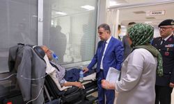Bayburt'ta sağlık çalışanları ve hastalarla bayramlaşıldı