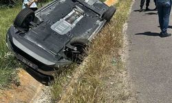 Bayram tatili dönüşünde kaza yapan 2 araç refüje düştü