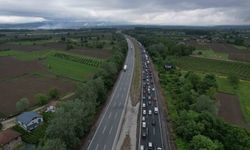 Bayram tatilinin ilk sabahında Sakarya geçişinde trafik durma noktasına geldi