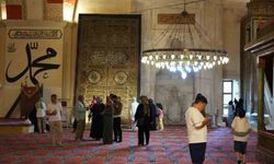Bayramda Edirne'ye akın ettiler: Kabe taşı ve örtüsü yoğun ilgi gördü