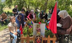 Bayramda evlatlarının mezarı başında buluştular